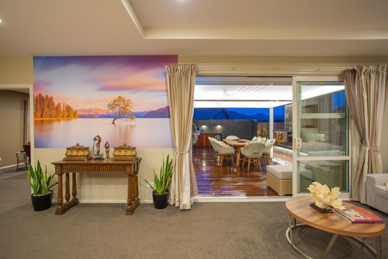 Holiday home Luxury Spa, Outdoor Fireplace & Games - Sleeps 10, 18 Mins From Chc Airport *