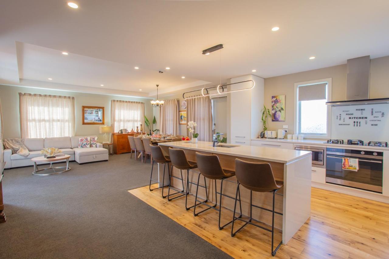 Holiday home Luxury Spa, Outdoor Fireplace & Games - Sleeps 10, 18 Mins From Chc Airport