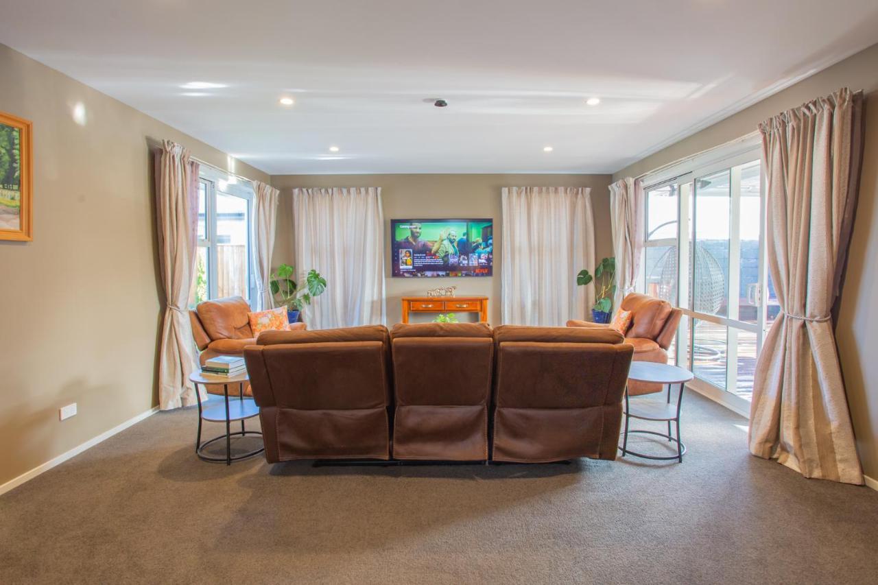 Luxury Spa, Outdoor Fireplace & Games - Sleeps 10, 18 Mins From Chc Airport Holiday home Prebbleton
