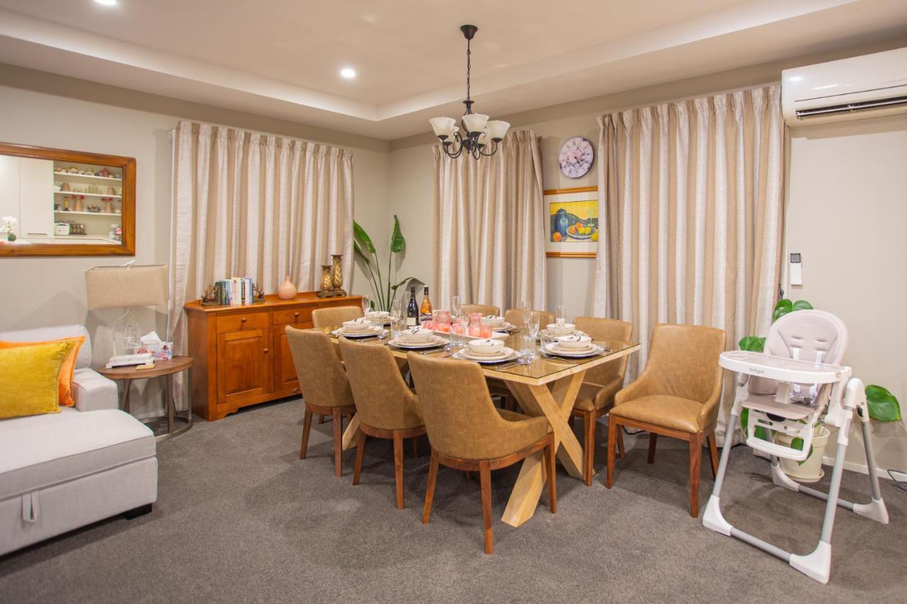 Luxury Spa, Outdoor Fireplace & Games - Sleeps 10, 18 Mins From Chc Airport Holiday home Prebbleton