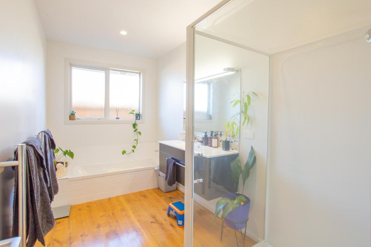 Holiday home Luxury Spa, Outdoor Fireplace & Games - Sleeps 10, 18 Mins From Chc Airport *