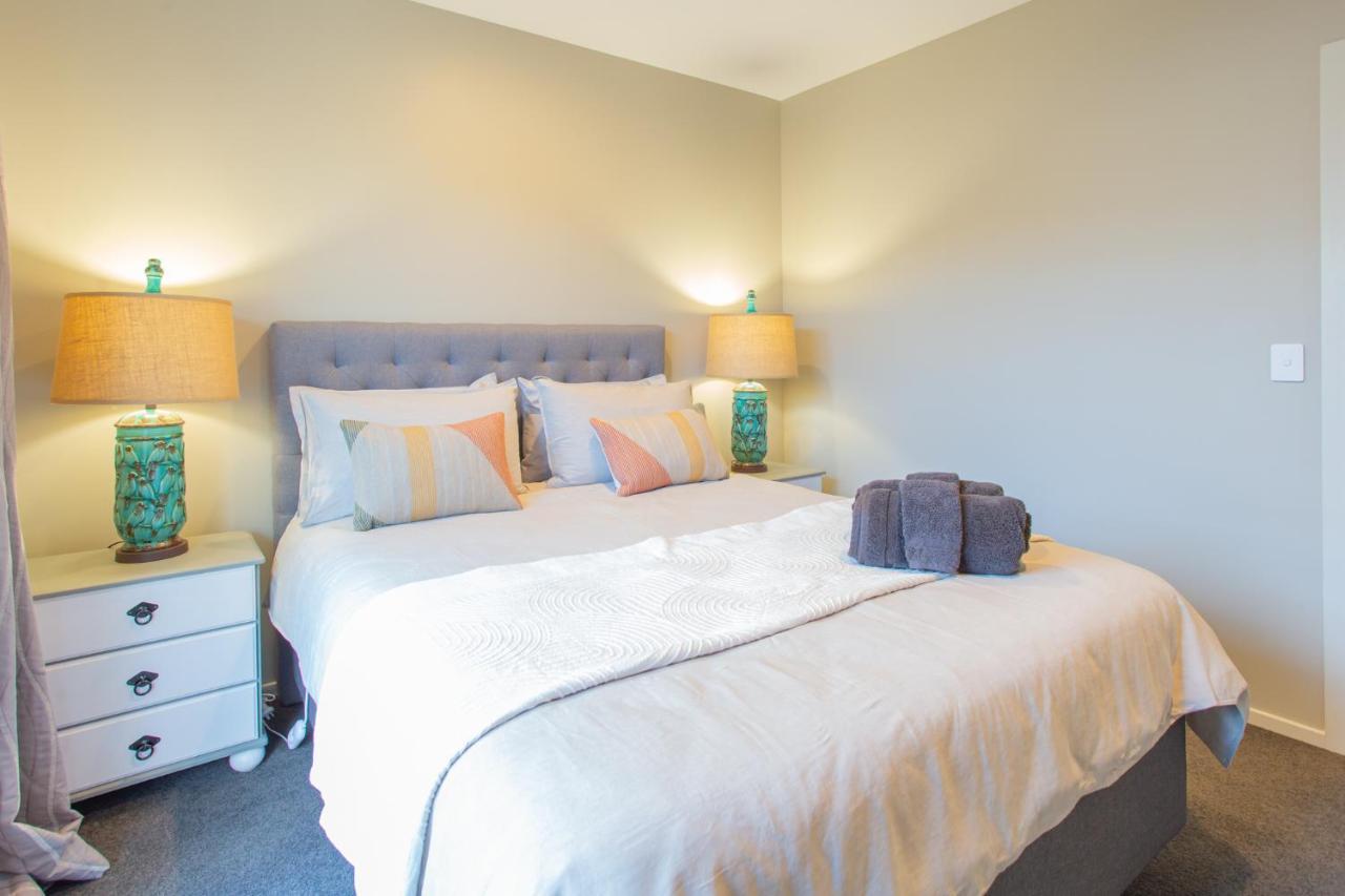 Luxury Spa, Outdoor Fireplace & Games - Sleeps 10, 18 Mins From Chc Airport