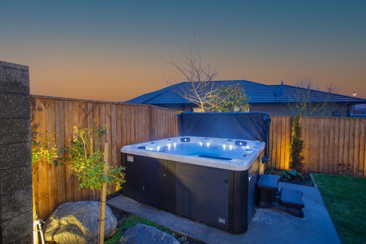 Luxury Spa, Outdoor Fireplace & Games - Sleeps 10, 18 Mins From Chc Airport Prebbleton