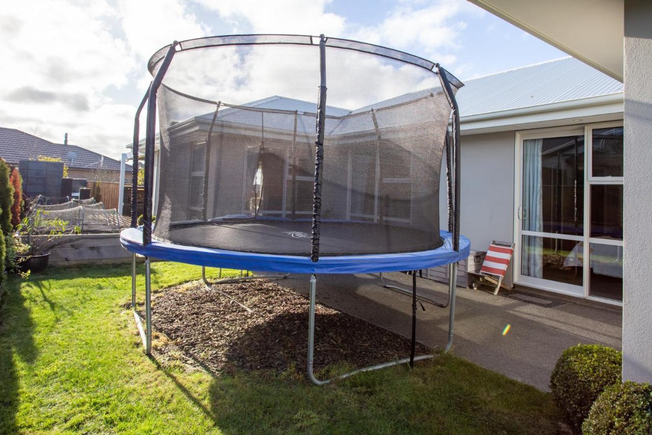 Holiday home Luxury Spa, Outdoor Fireplace & Games - Sleeps 10, 18 Mins From Chc Airport Prebbleton