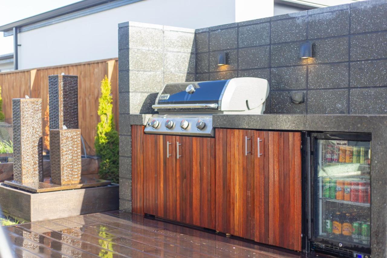 Luxury Spa, Outdoor Fireplace & Games - Sleeps 10, 18 Mins From Chc Airport Holiday home Prebbleton
