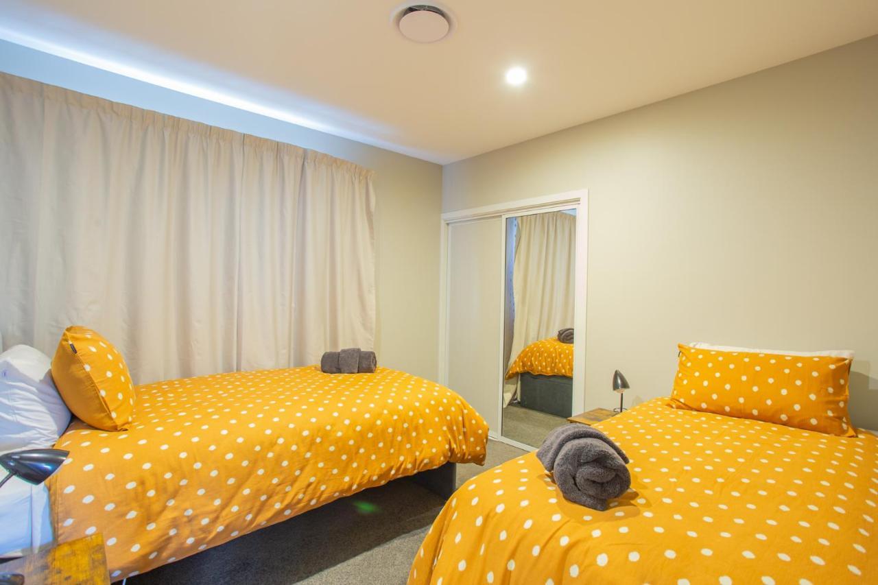 Luxury Spa, Outdoor Fireplace & Games - Sleeps 10, 18 Mins From Chc Airport Holiday home