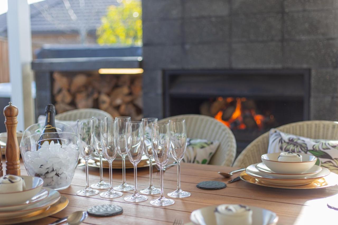 Luxury Spa, Outdoor Fireplace & Games - Sleeps 10, 18 Mins From Chc Airport *