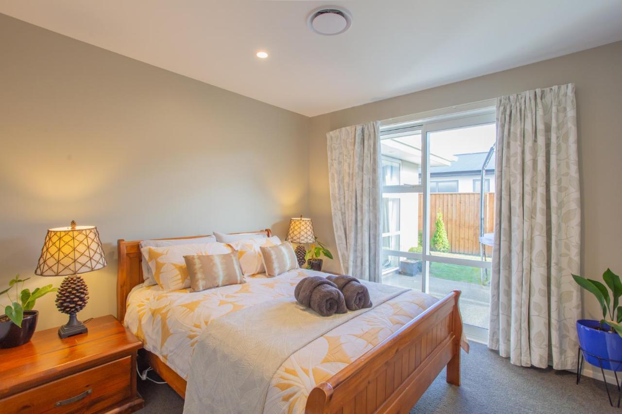 Luxury Spa, Outdoor Fireplace & Games - Sleeps 10, 18 Mins From Chc Airport Holiday home Prebbleton