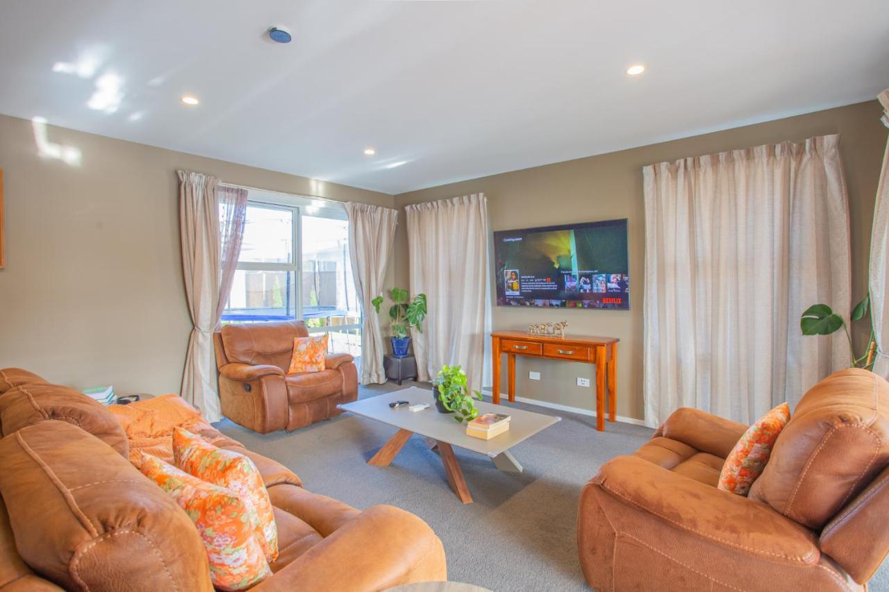 Luxury Spa, Outdoor Fireplace & Games - Sleeps 10, 18 Mins From Chc Airport Holiday home *