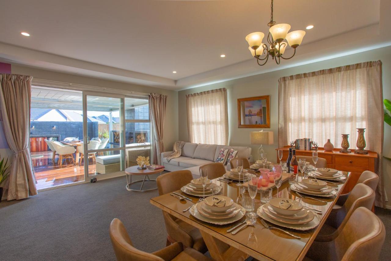 Luxury Spa, Outdoor Fireplace & Games - Sleeps 10, 18 Mins From Chc Airport Holiday home Prebbleton