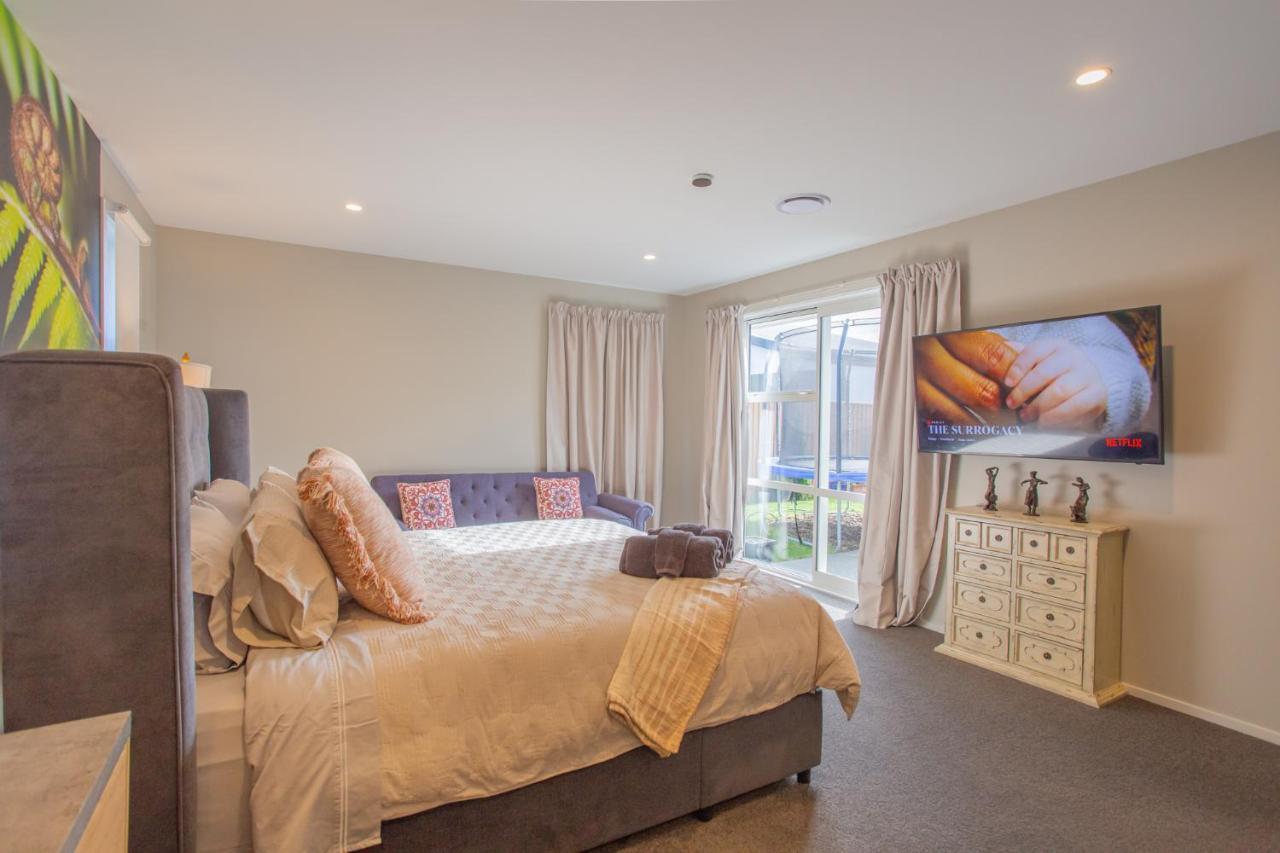 Holiday home Luxury Spa, Outdoor Fireplace & Games - Sleeps 10, 18 Mins From Chc Airport *