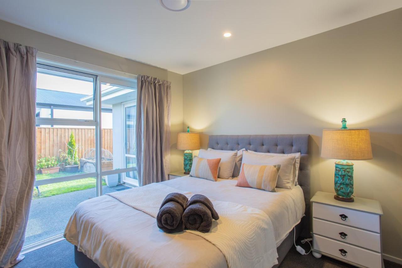 Holiday home Luxury Spa, Outdoor Fireplace & Games - Sleeps 10, 18 Mins From Chc Airport Prebbleton