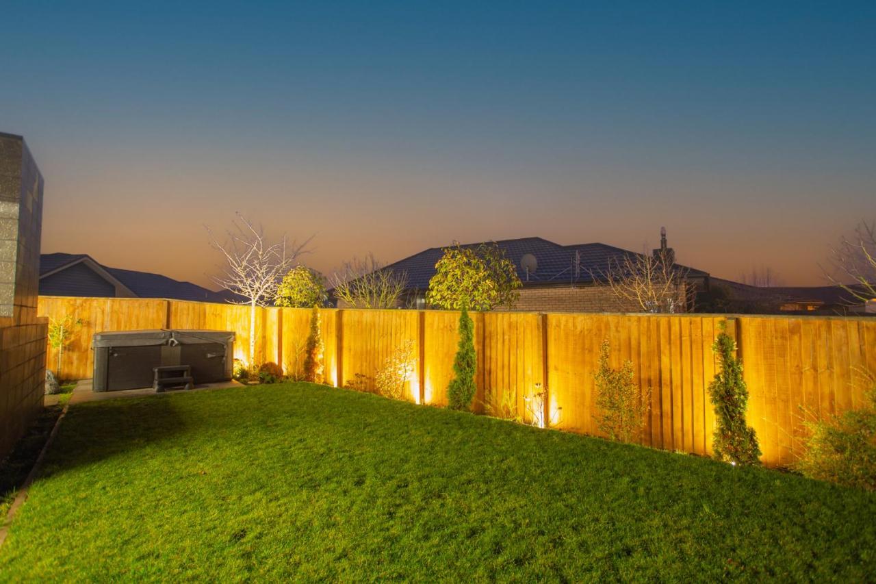 Luxury Spa, Outdoor Fireplace & Games - Sleeps 10, 18 Mins From Chc Airport Holiday home *
